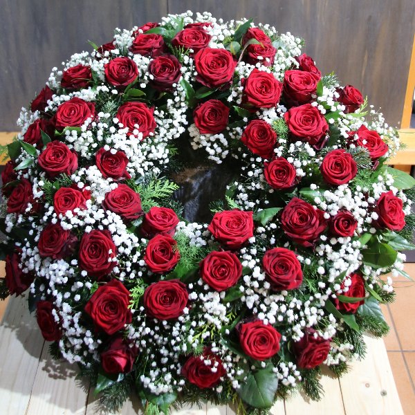 Trauerkranz mit roten Rosen Bild 1